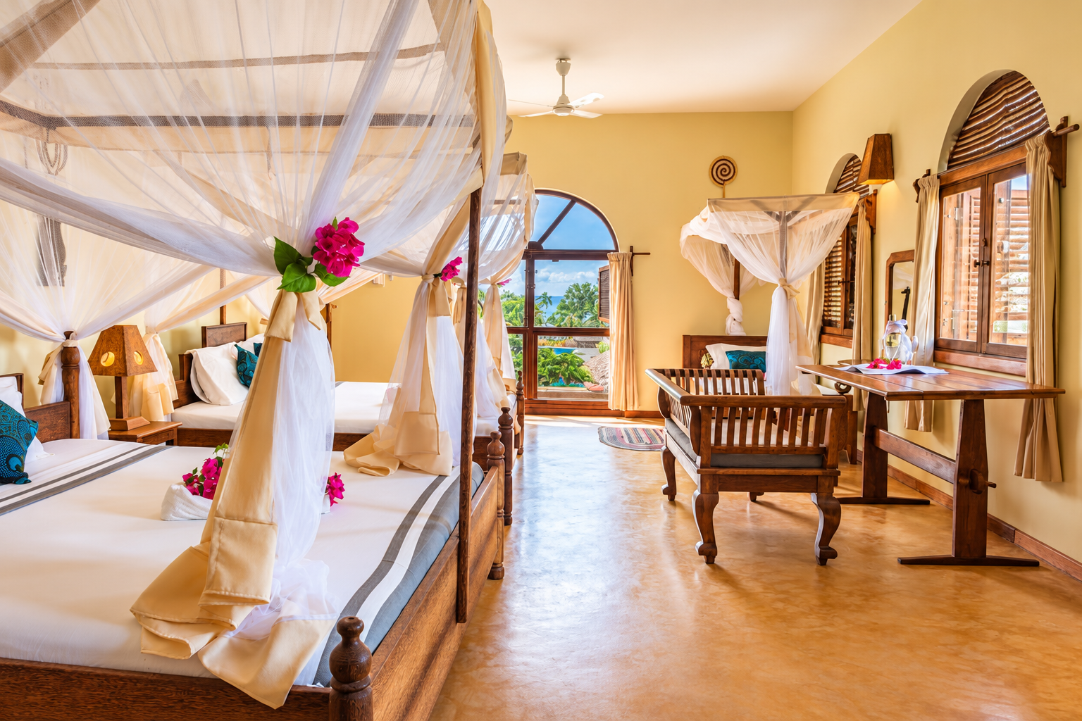 Family room with sea view and several four-poster beds